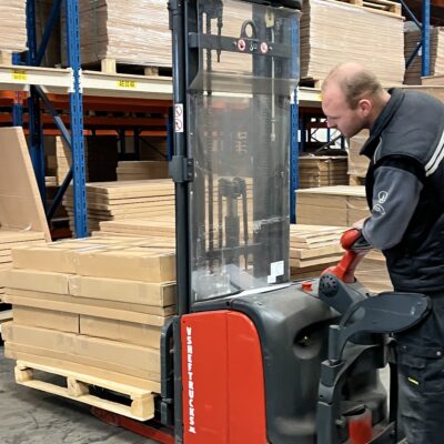 Wasombouw medewerker in het magazijn op heftruck
