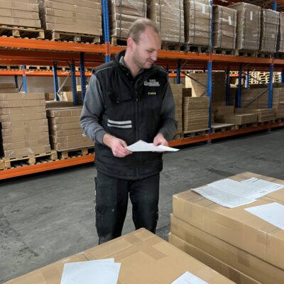 Wasombouw medewerker in het magazijn.