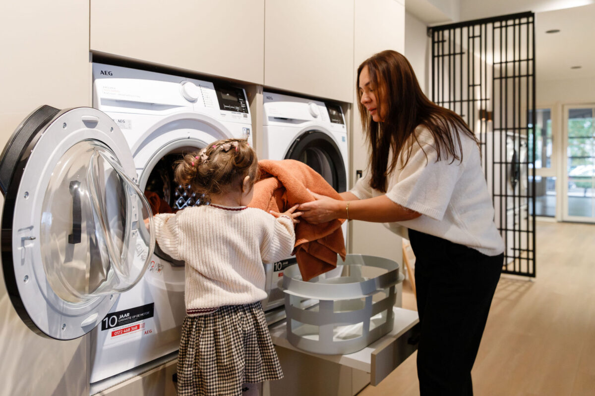Samen genieten van de nieuwe wasmachine kast van Wasombouw