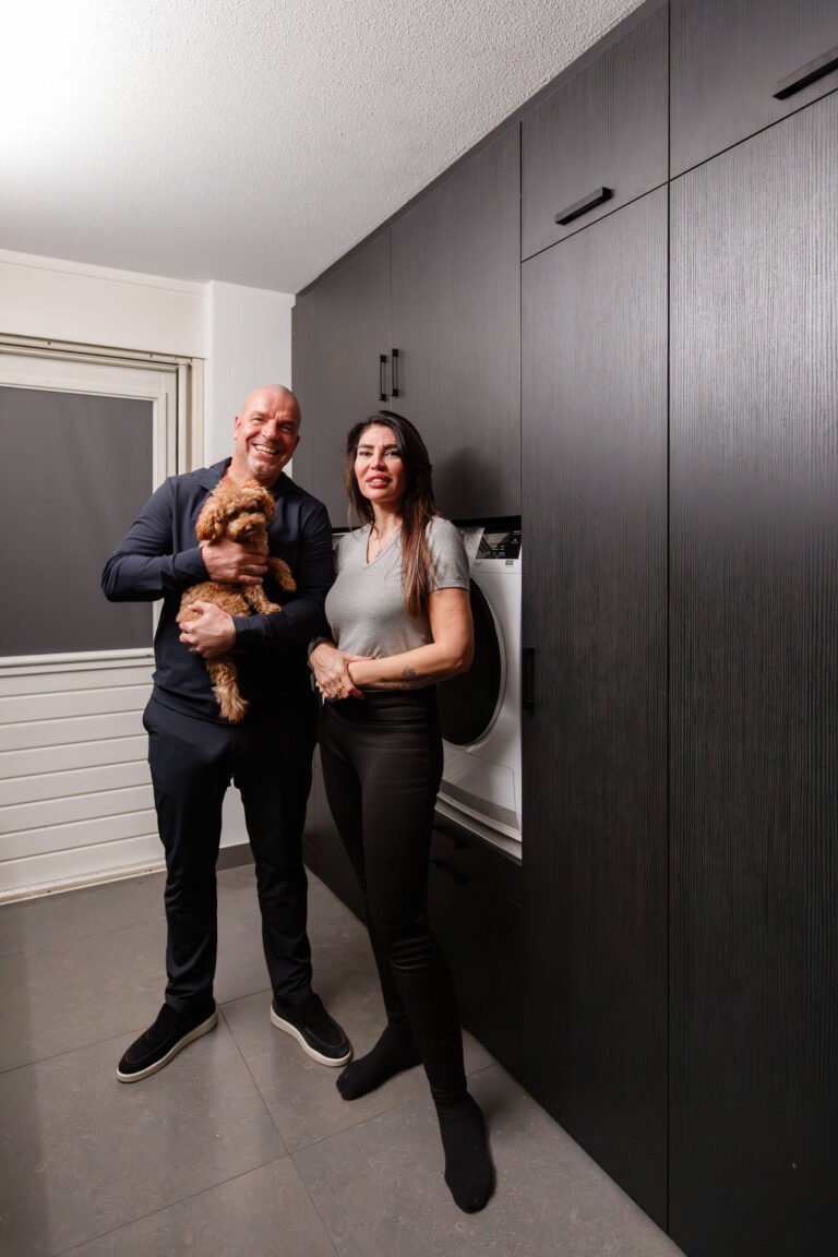 Wasmachinekast op hoogte in Zwart Eiken in de wasruimte van Andy van der Meijde en Melisa Schaufeli