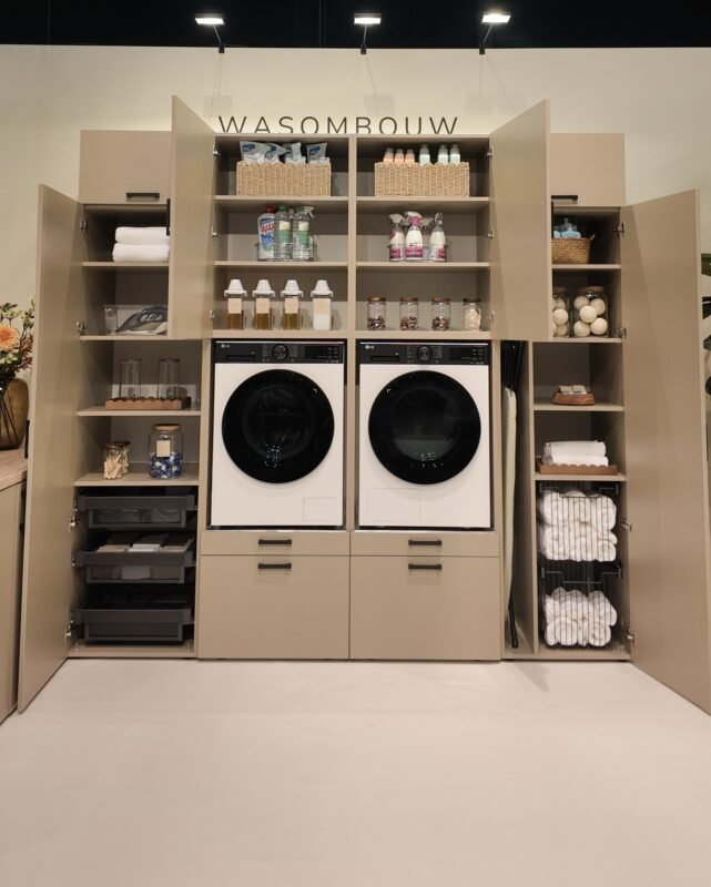 Volledig ingerichte wasmachinekast van Wasombouw met twee LG wasmachines en opbergruimte