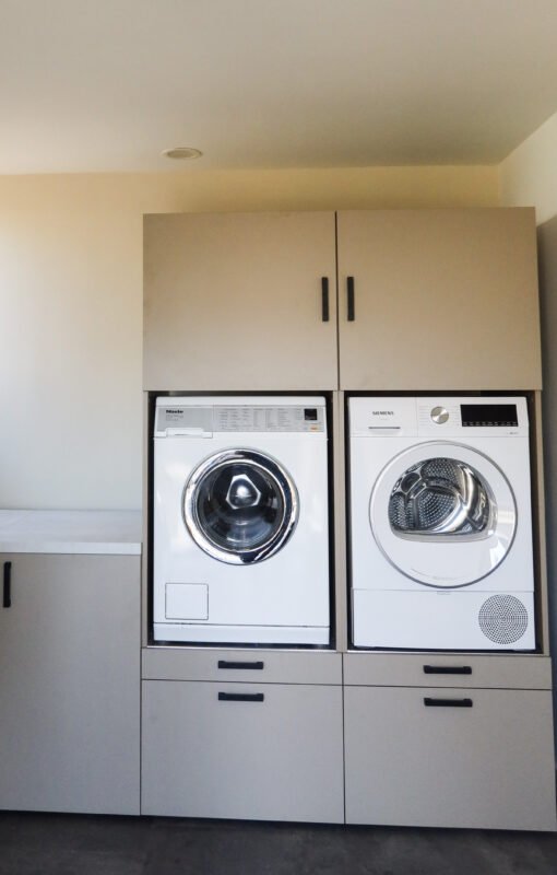 Hoge wasmachine kast van Wasombouw met een verlengend blad.