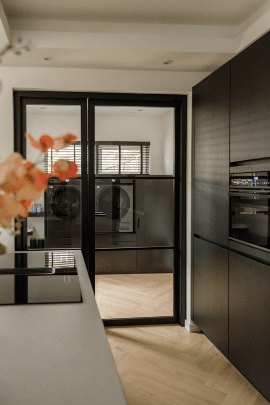 Elite Two wasmachinekast verwerkt in het interieur in de kleur Mat Zwart