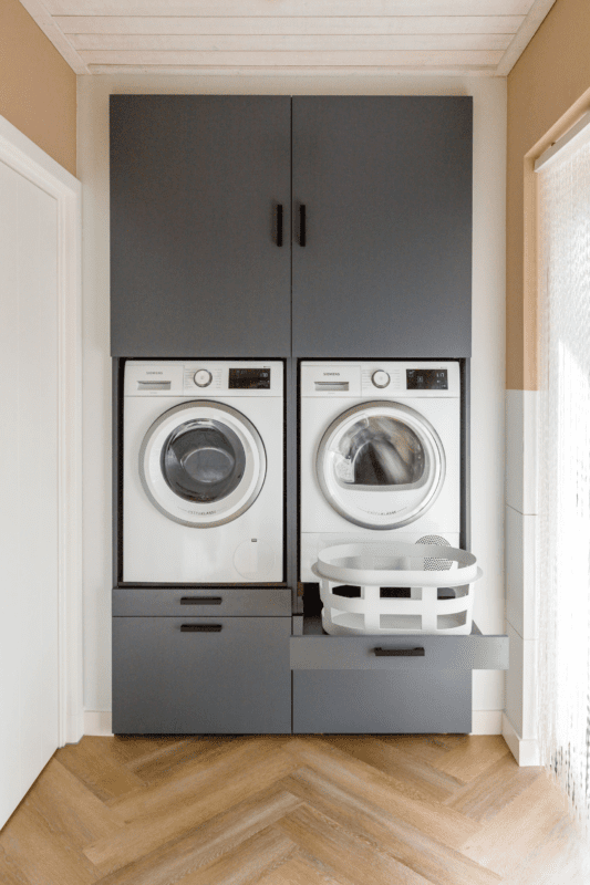 Premium One wasmachinekast op hoogte in kleur Antraciet in de wasruimte