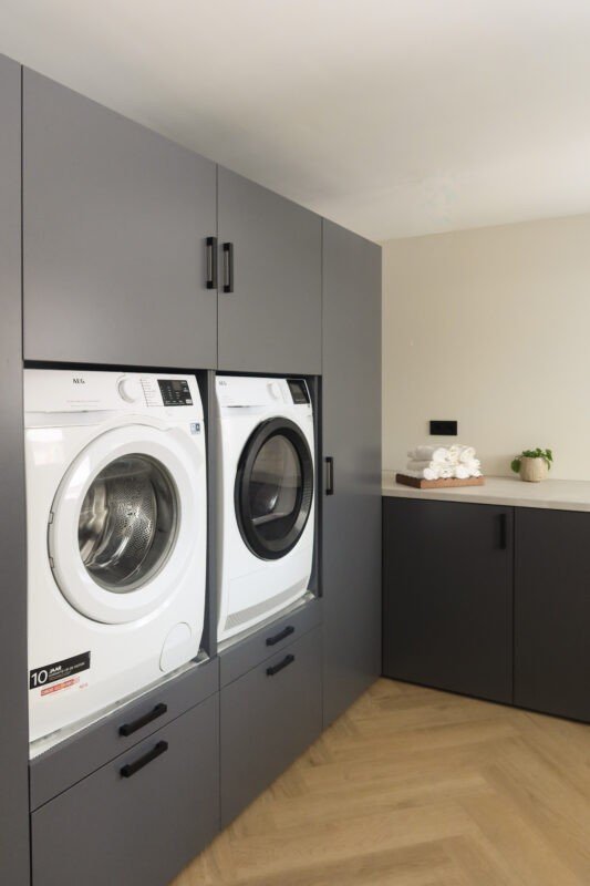 Royallette wasmachinekast op hoogte in de kleur Antraciet in de bijkeuken