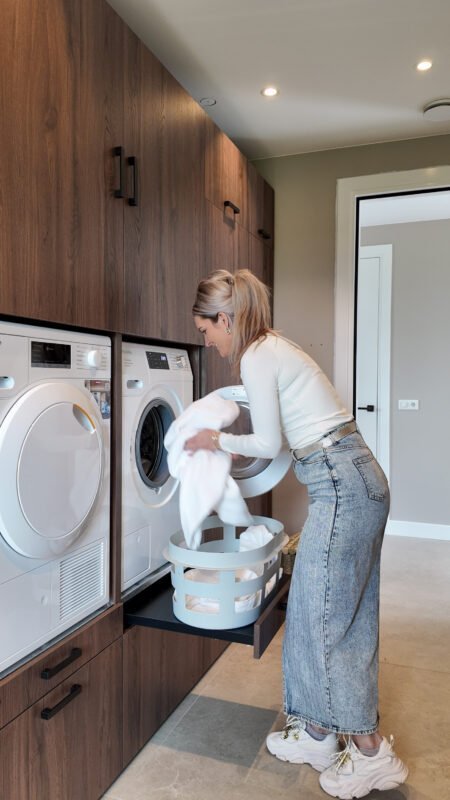 Royallette wasmachinekast op hoogte met onderkast en vouwtafel in de wasruimte van Wiltine