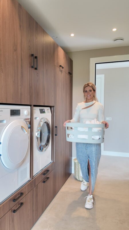 Royallette wasmachinekast op hoogte in de kleur Navaro in de wasruimte van klant Wiltine