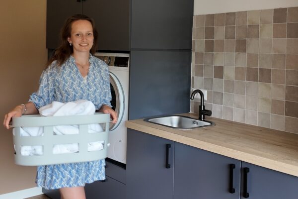 wasmachinekast op hoogte met wasmachine en droger