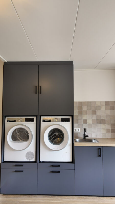 Wasmachine en droger op werkhoogte in de Premium One met lades eronder